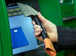 Чтобы взломать банкомат, топор не нужен
