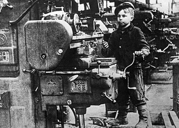 В блокадном  Ленинграде автоматы Судаева производились в артелях
руками женщин и детей