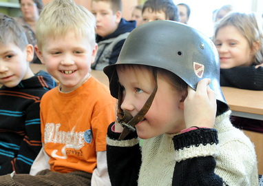 Юным латышам очень нравится дедовская форма «Ваффен СС»